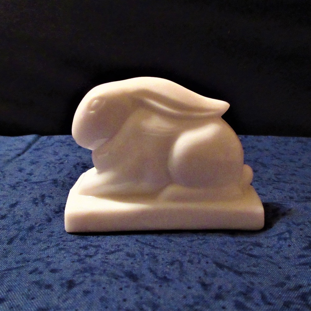 Vtg Heisey by Imperial  Milk Glass Bunny Figurine